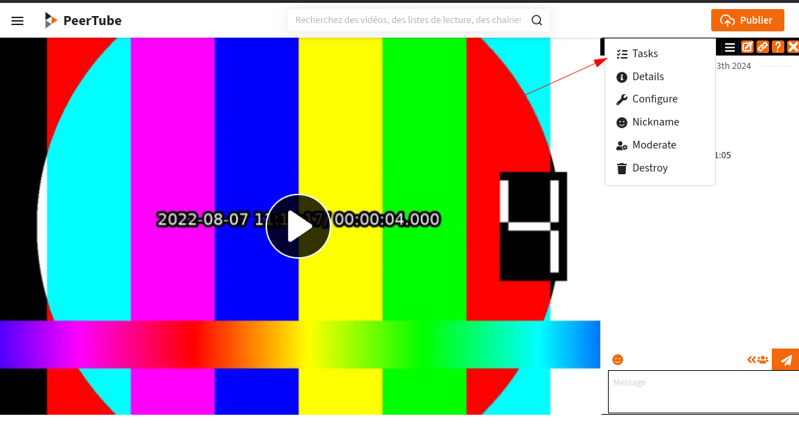 Screenshot videa Peertube s chatem na pravé straně. Horní nabídka chatu je otevřená a obsahuje tlačítko „Úkoly“.